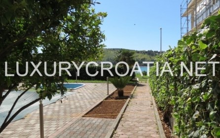 Casa sul mare con piscina a Trogir in vendita