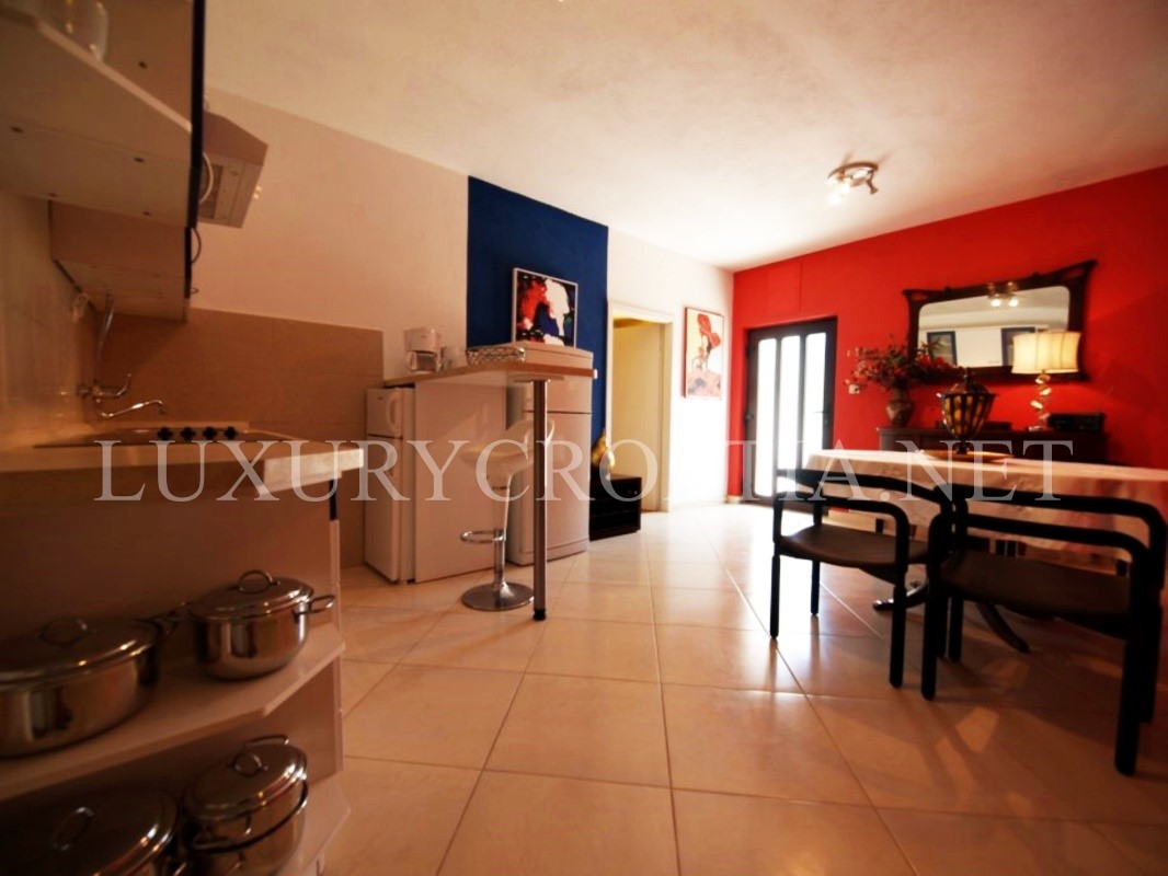 Villa vista mare con grande giardino in vendita, Isola di Brac