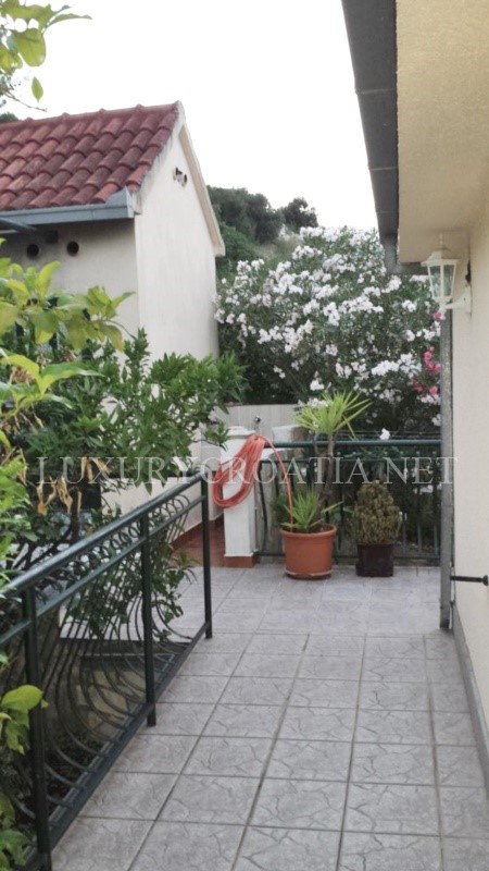 Spazioso condominio con piscina vicino a Trogir in vendita