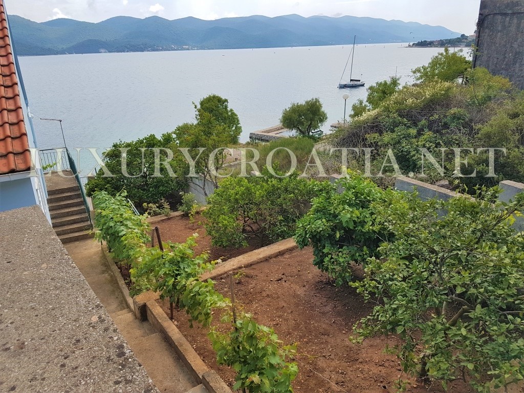CASA FRONTE MARE IN VENDITA, ZONA OREBICA, CROAZIA