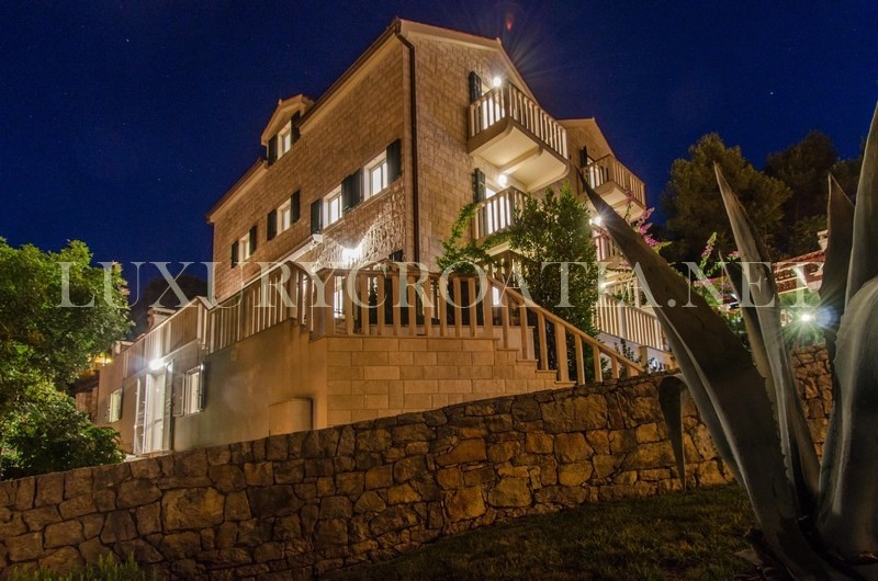 VILLA DI PIETRA DI SEAFRONT IN VENDITA, ISOLA DI SOLTA