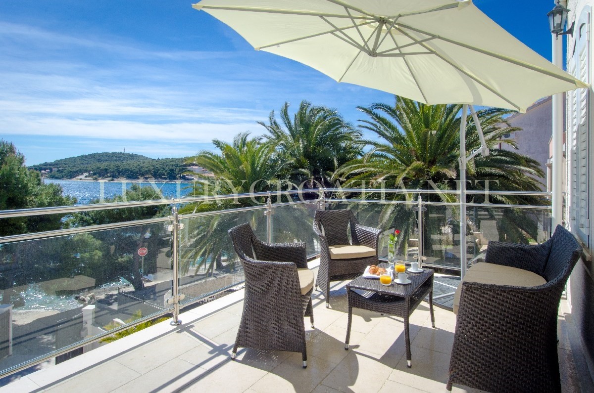 VILLA FRONTE MARE IN VENDITA, ROGOZNICA, ZONA TROGIR