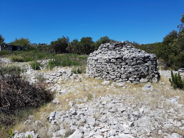 Terreno in vendita a 100 metri dal mare, isola di Solta