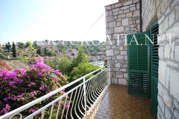 Per la vendita casa in pietra con piscina, isola di Solta