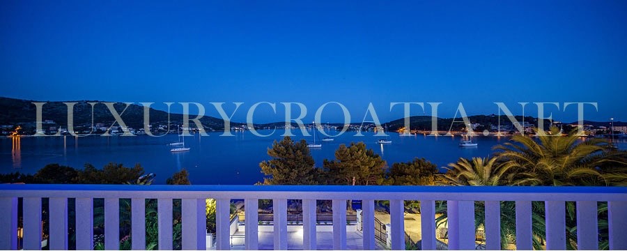 VILLA FRONTE MARE IN VENDITA, ROGOZNICA, ZONA TROGIR