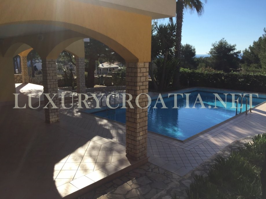 Villa con piscina sul mare in vendita, isola di Vir