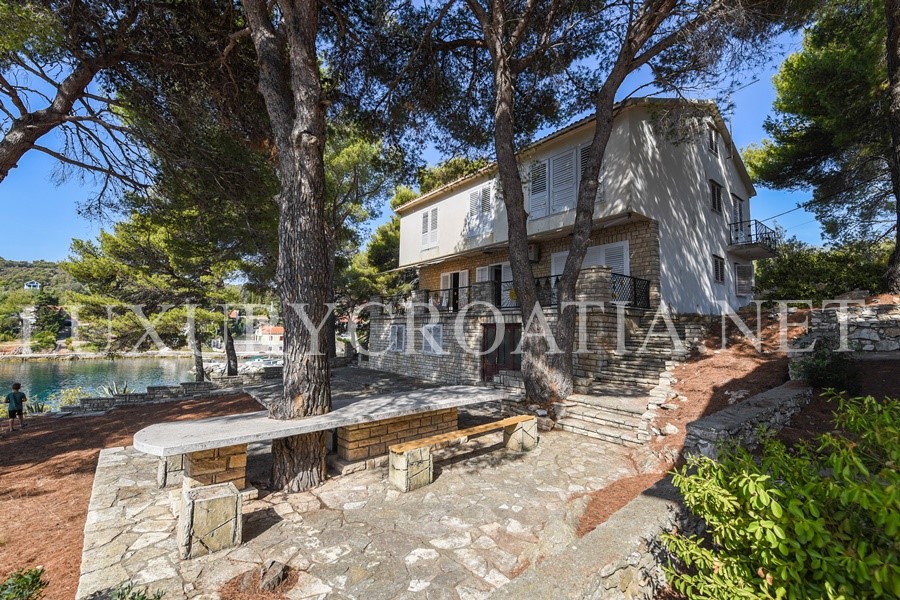 VILLA WATERFRONT IN VENDITA, VELI IZ, ZADAR AREA