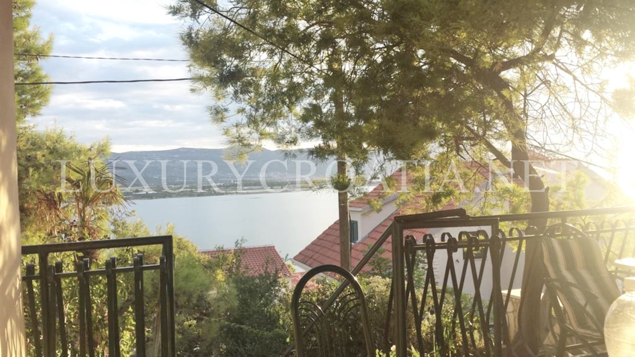 Spazioso condominio con piscina vicino a Trogir in vendita