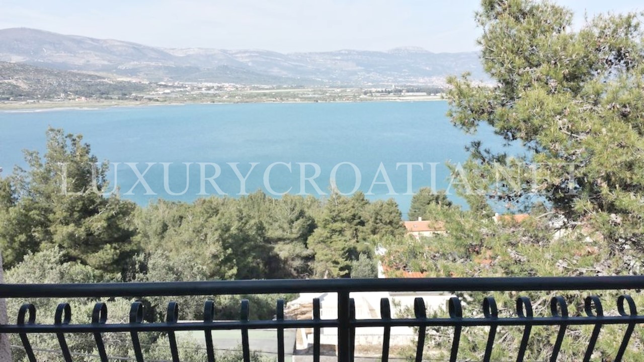 Spazioso condominio con piscina vicino a Trogir in vendita