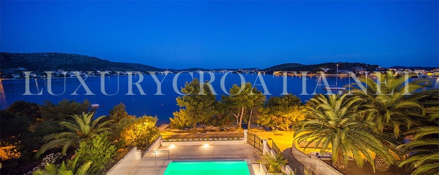 VILLA FRONTE MARE IN VENDITA, ROGOZNICA, ZONA TROGIR