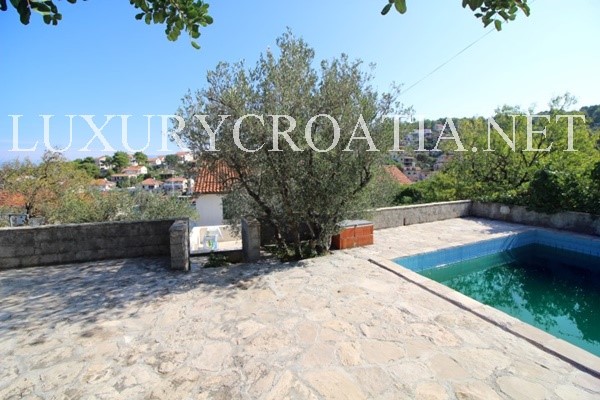 Per la vendita casa in pietra con piscina, isola di Solta