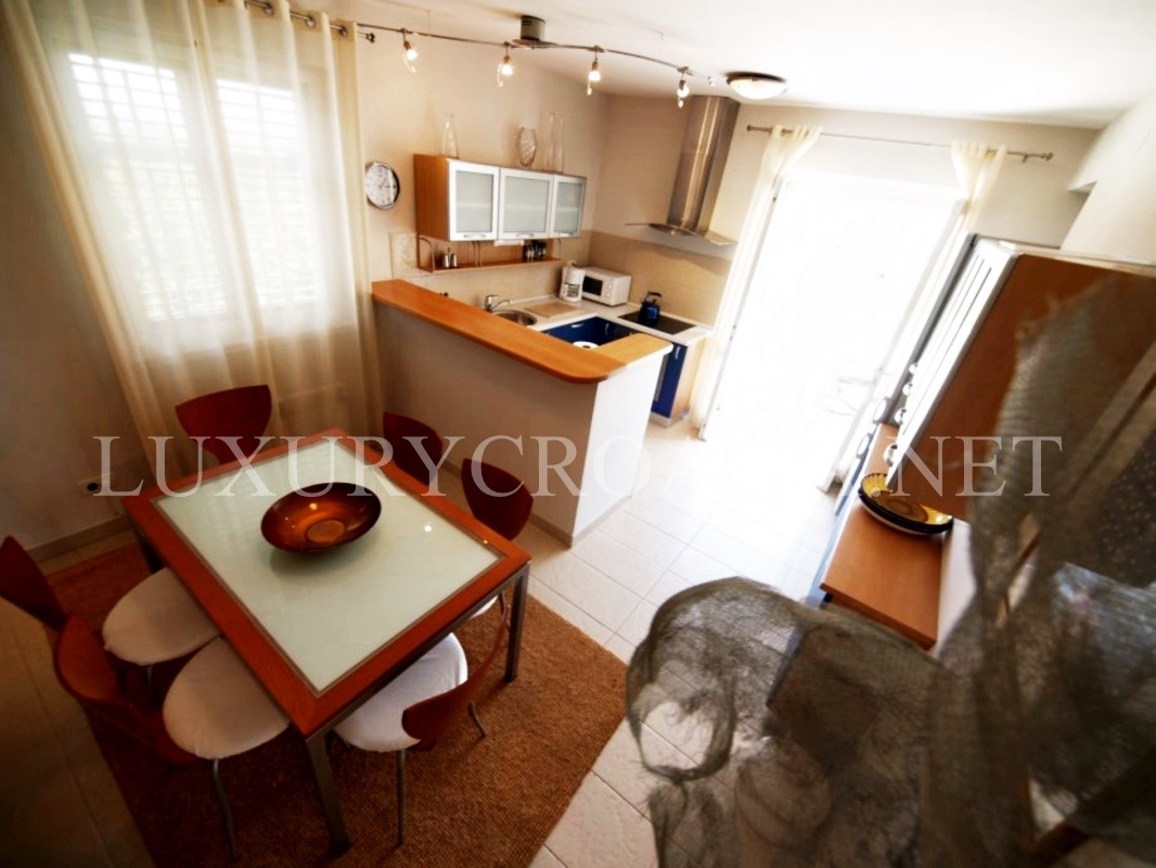 Villa vista mare con grande giardino in vendita, Isola di Brac