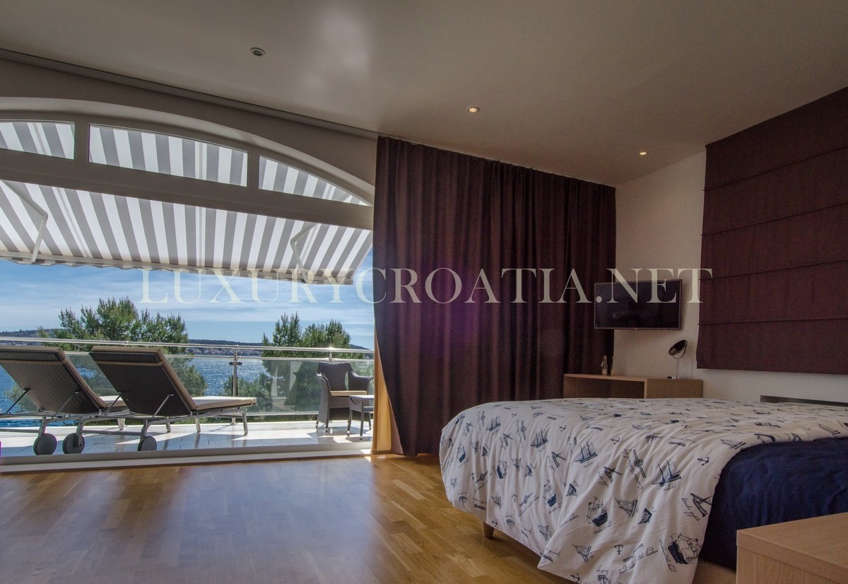 VILLA FRONTE MARE IN VENDITA, ROGOZNICA, ZONA TROGIR