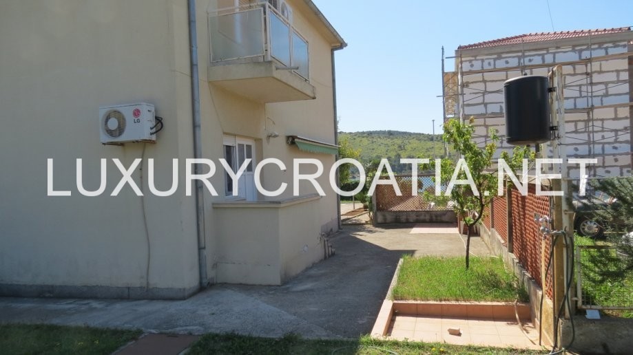 Casa sul mare con piscina a Trogir in vendita