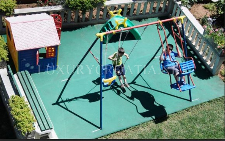 Incredibile casa vicino al mare in vendita, zona di Trogir