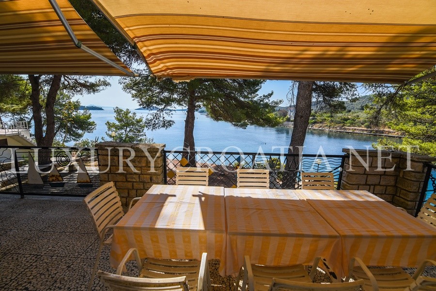 VILLA WATERFRONT IN VENDITA, VELI IZ, ZADAR AREA