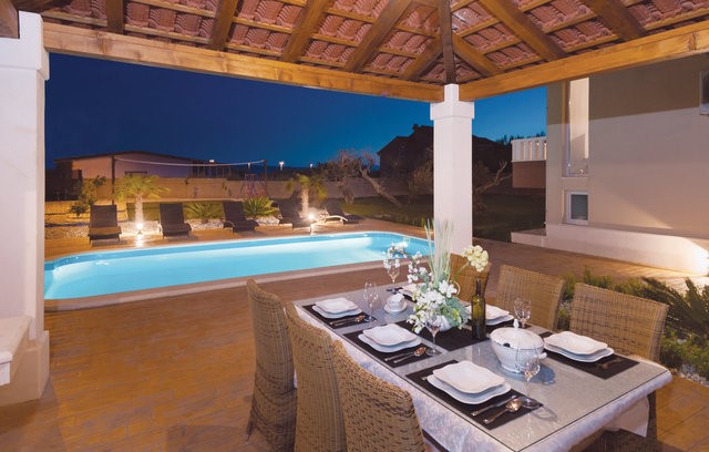 In vendita, bella villa con piscina per vacanze in famiglia