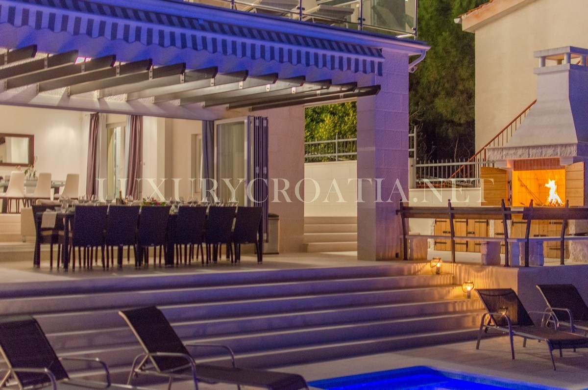 VILLA FRONTE MARE IN VENDITA, ROGOZNICA, ZONA TROGIR