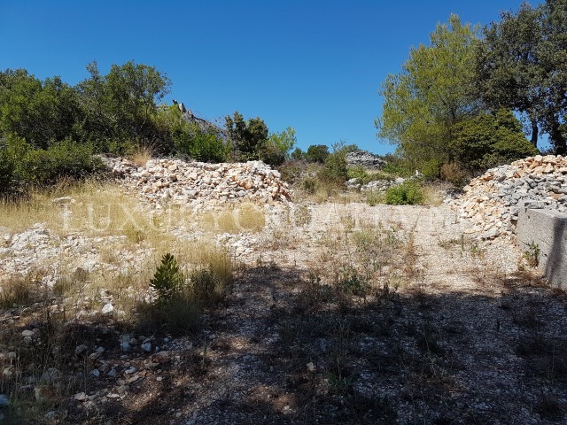 Terreno in vendita a 100 metri dal mare, isola di Solta