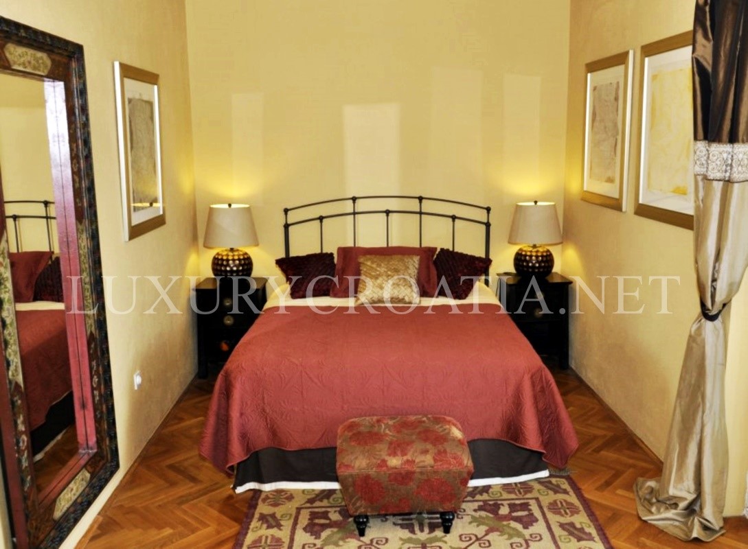 Villa vista mare con grande giardino in vendita, Isola di Brac