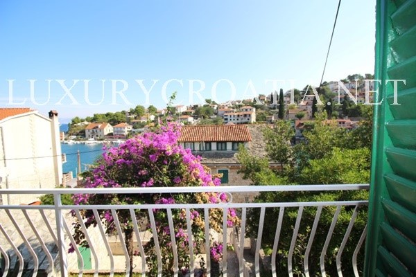 Per la vendita casa in pietra con piscina, isola di Solta