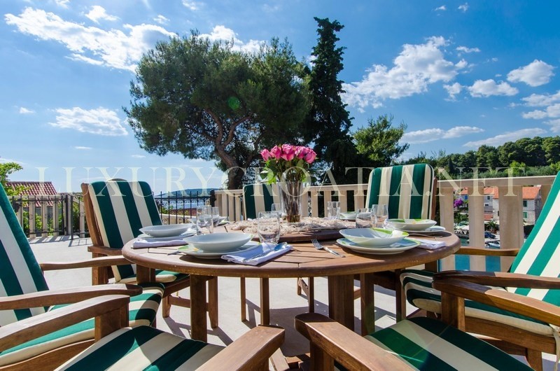 VILLA DI PIETRA DI SEAFRONT IN VENDITA, ISOLA DI SOLTA