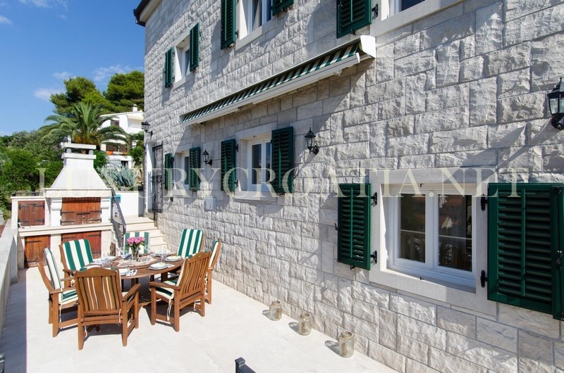 VILLA DI PIETRA DI SEAFRONT IN VENDITA, ISOLA DI SOLTA