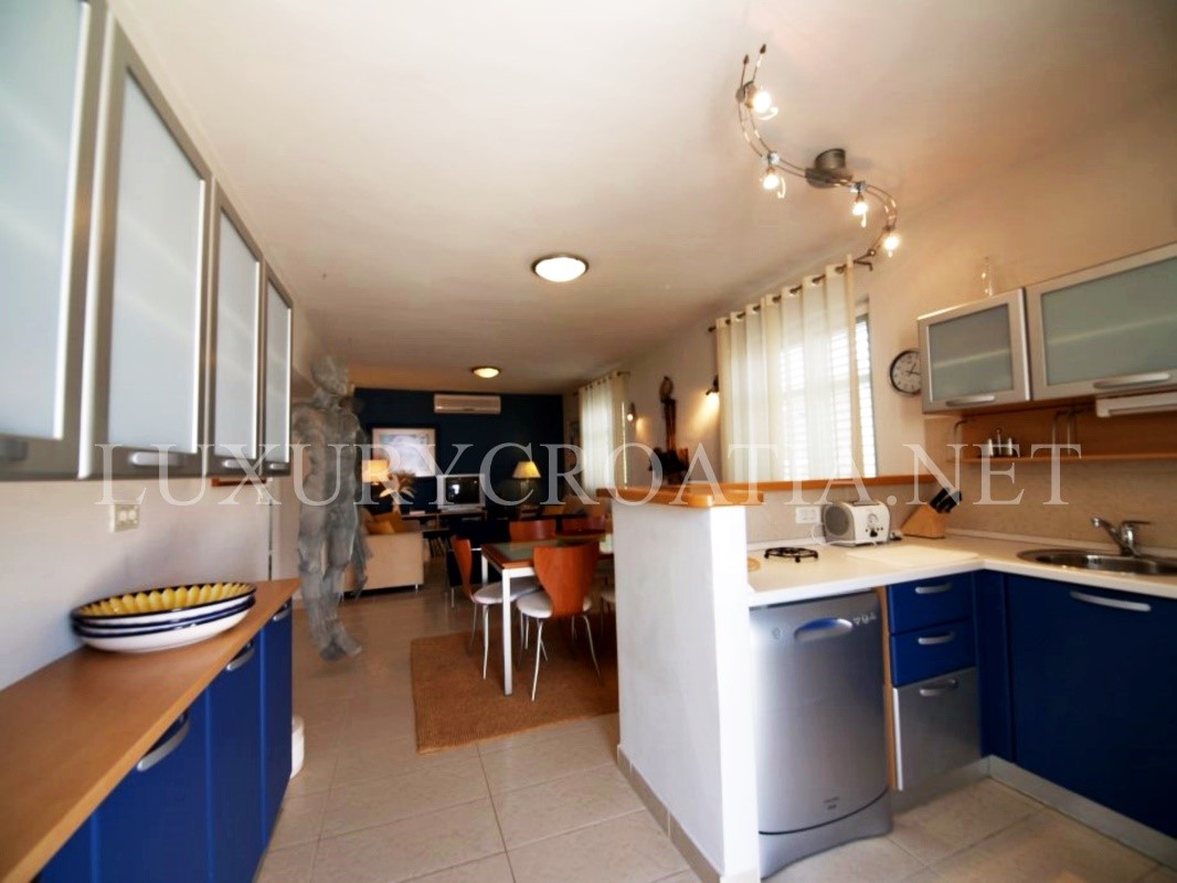 Villa vista mare con grande giardino in vendita, Isola di Brac