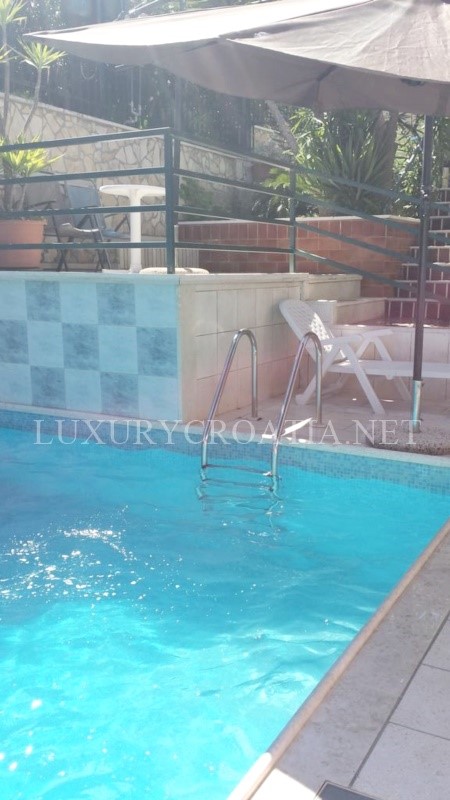 Spazioso condominio con piscina vicino a Trogir in vendita