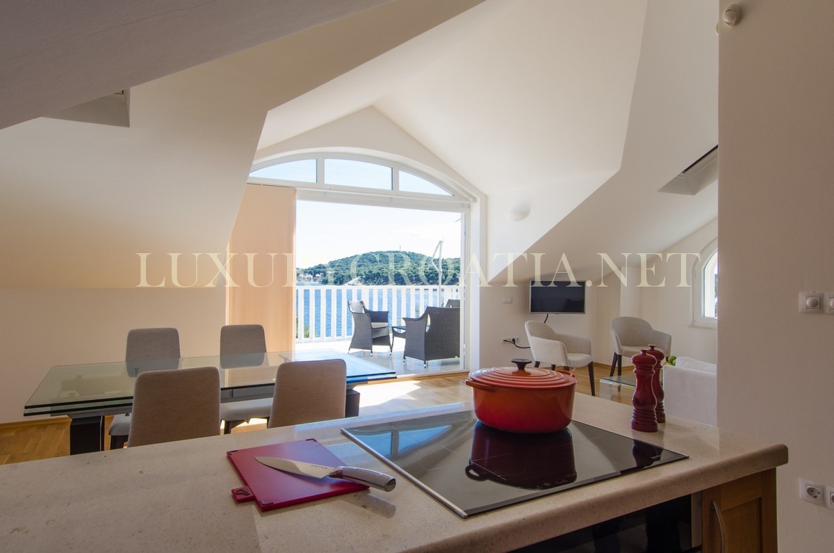 VILLA FRONTE MARE IN VENDITA, ROGOZNICA, ZONA TROGIR