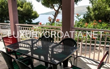 VILLA FRONTE MARE CON PISCINA IN VENDITA, MARINA TROGIR