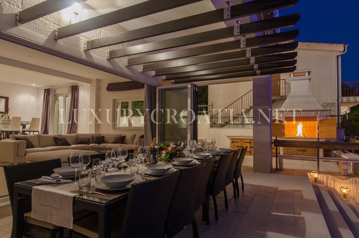 VILLA FRONTE MARE IN VENDITA, ROGOZNICA, ZONA TROGIR