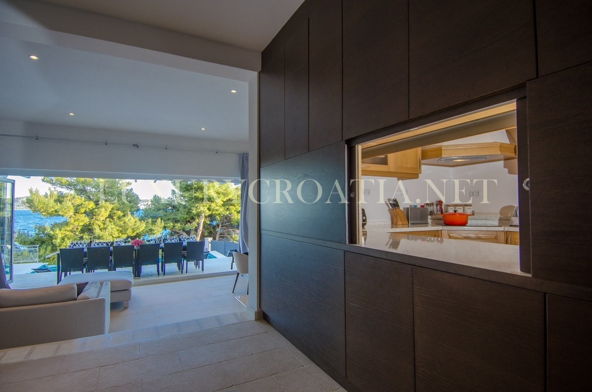 VILLA FRONTE MARE IN VENDITA, ROGOZNICA, ZONA TROGIR