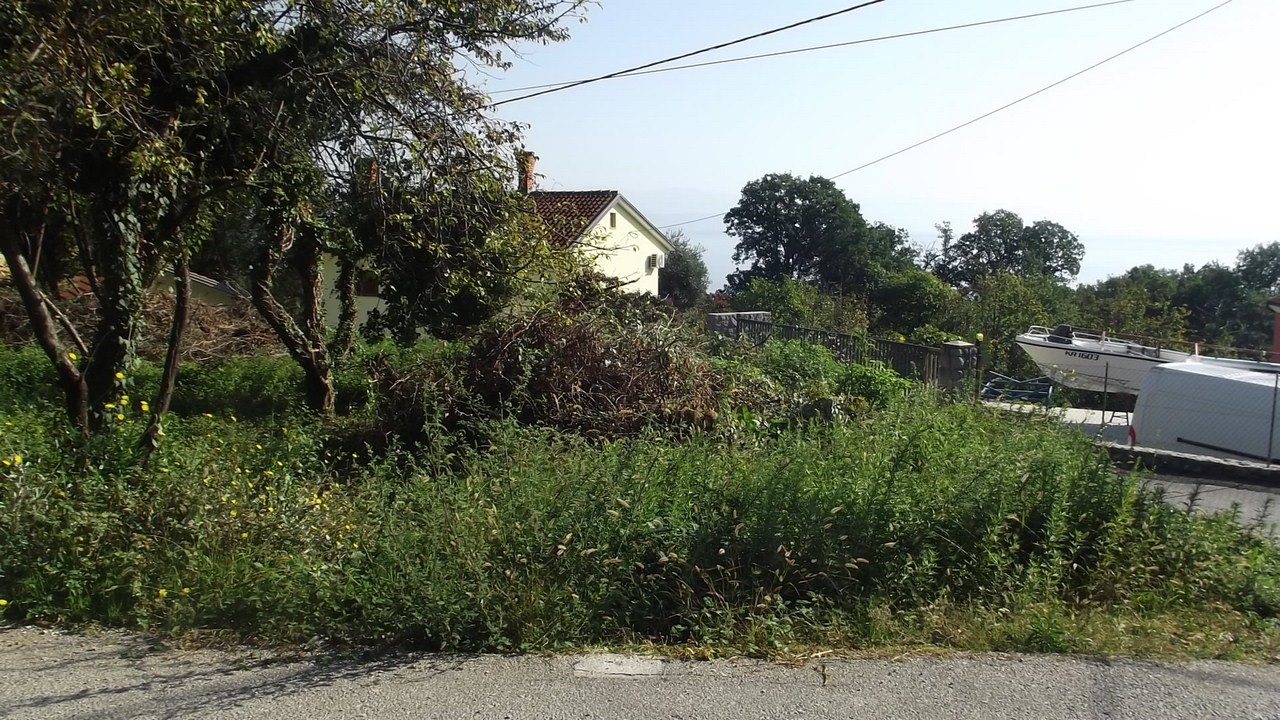 Terreno edificabile completamente piano per la costruzione di una casa di famiglia.