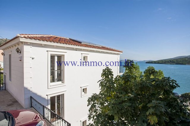 IN VENDITA VILLA VICINO ALLA SPIAGGIA, 15km DA TROGIR
