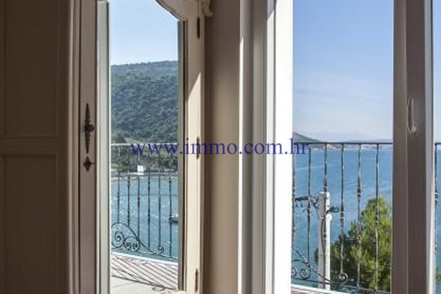 IN VENDITA VILLA VICINO ALLA SPIAGGIA, 15km DA TROGIR