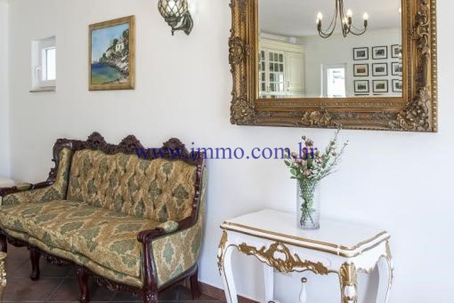 IN VENDITA VILLA VICINO ALLA SPIAGGIA, 15km DA TROGIR