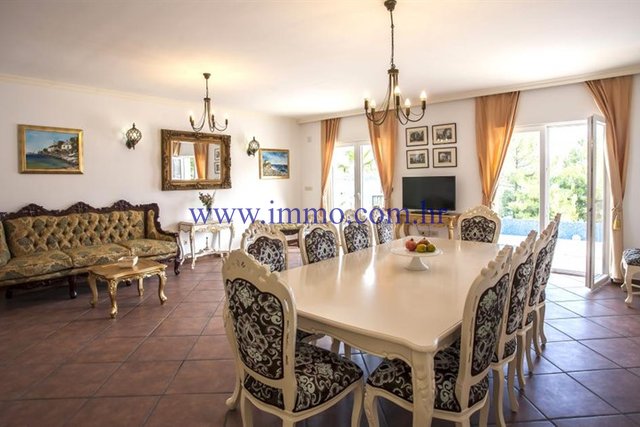 IN VENDITA VILLA VICINO ALLA SPIAGGIA, 15km DA TROGIR