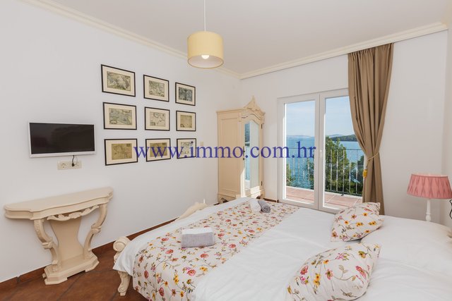 IN VENDITA VILLA VICINO ALLA SPIAGGIA, 15km DA TROGIR