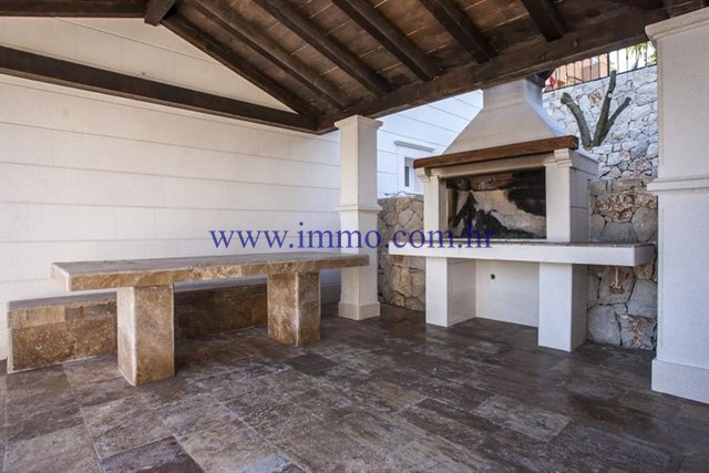 IN VENDITA VILLA VICINO ALLA SPIAGGIA, 15km DA TROGIR