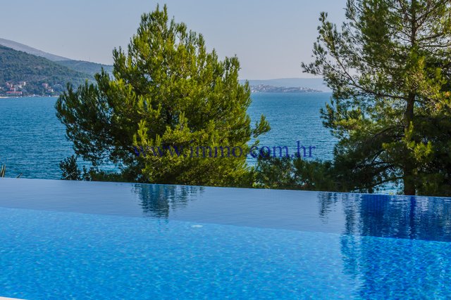 IN VENDITA VILLA VICINO ALLA SPIAGGIA, 15km DA TROGIR