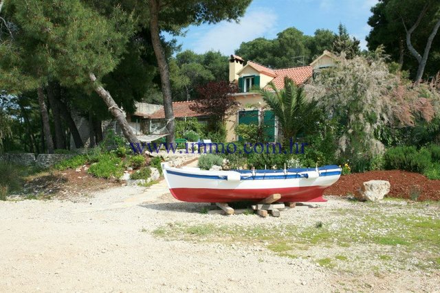 ISOLA DELLA BRAZZA, VILLA SULLA SPIAGGIA IN VENDITA