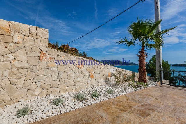 IN VENDITA VILLA VICINO ALLA SPIAGGIA, 15km DA TROGIR