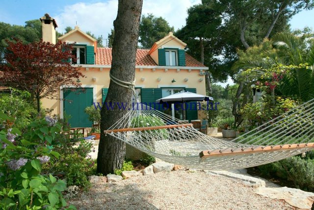 ISOLA DELLA BRAZZA, VILLA SULLA SPIAGGIA IN VENDITA