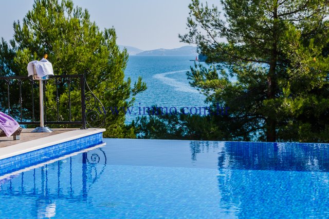 IN VENDITA VILLA VICINO ALLA SPIAGGIA, 15km DA TROGIR