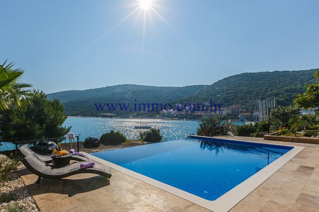 IN VENDITA VILLA VICINO ALLA SPIAGGIA, 15km DA TROGIR